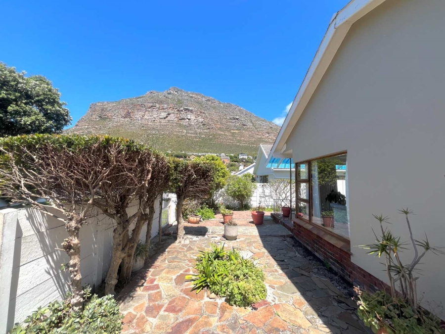 4 Bedroom Property for Sale in Lakeside Western Cape